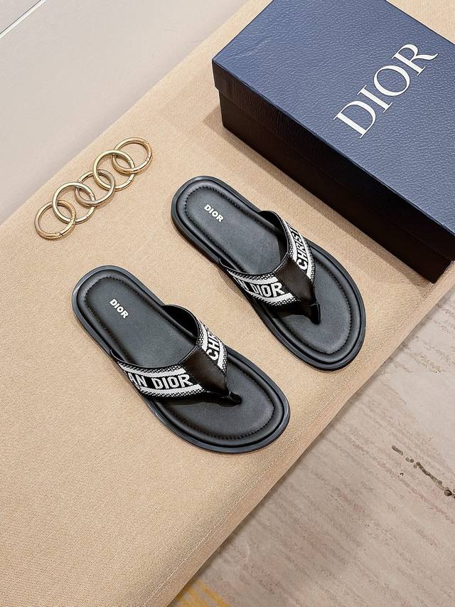 工厂价 码数38-44 Dior迪奥 最新款拖鞋 凉鞋 原版购入开发 做货 这款 Dior H-Town 凉鞋致敬运动风格经典标识，彰显 Dior 的高订精神。